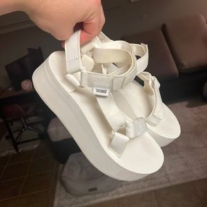 Teva Flat Form Sandals Excellent Condition